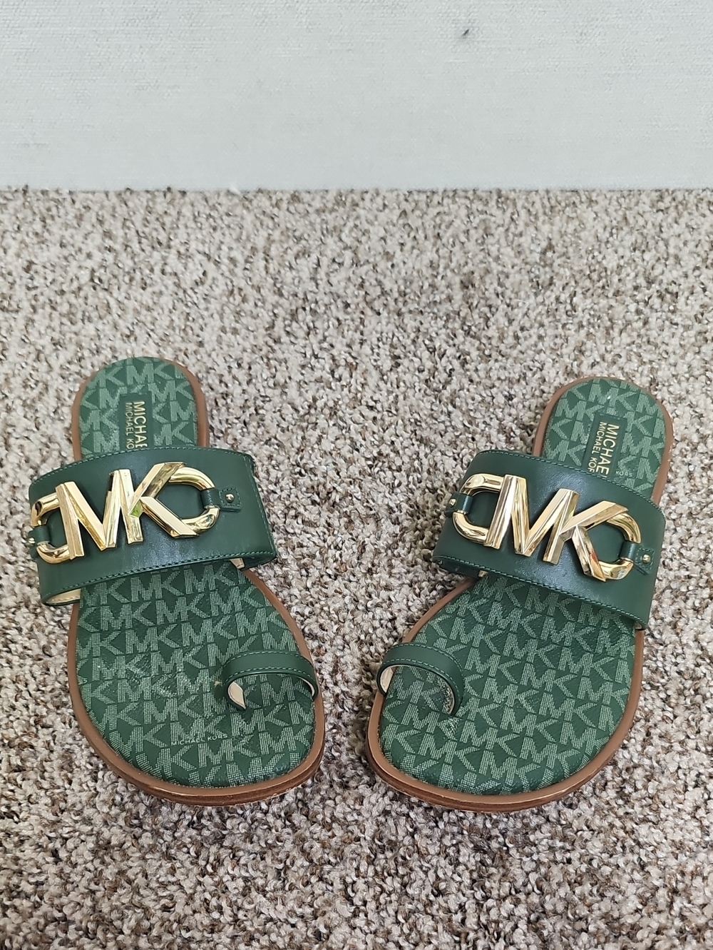MICHAEL KORS FLAT SLIDE AND TOE LOOP SANDALS BFPM-08-129